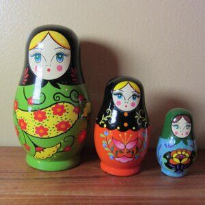 nesting russian Matryoshka dolls set of 3 cost plus world market (W5623)
